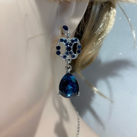 Old Hollywood Style Crystal Teardrop Statement Necklace Dangle Earrings Set - Picture 3 of 12